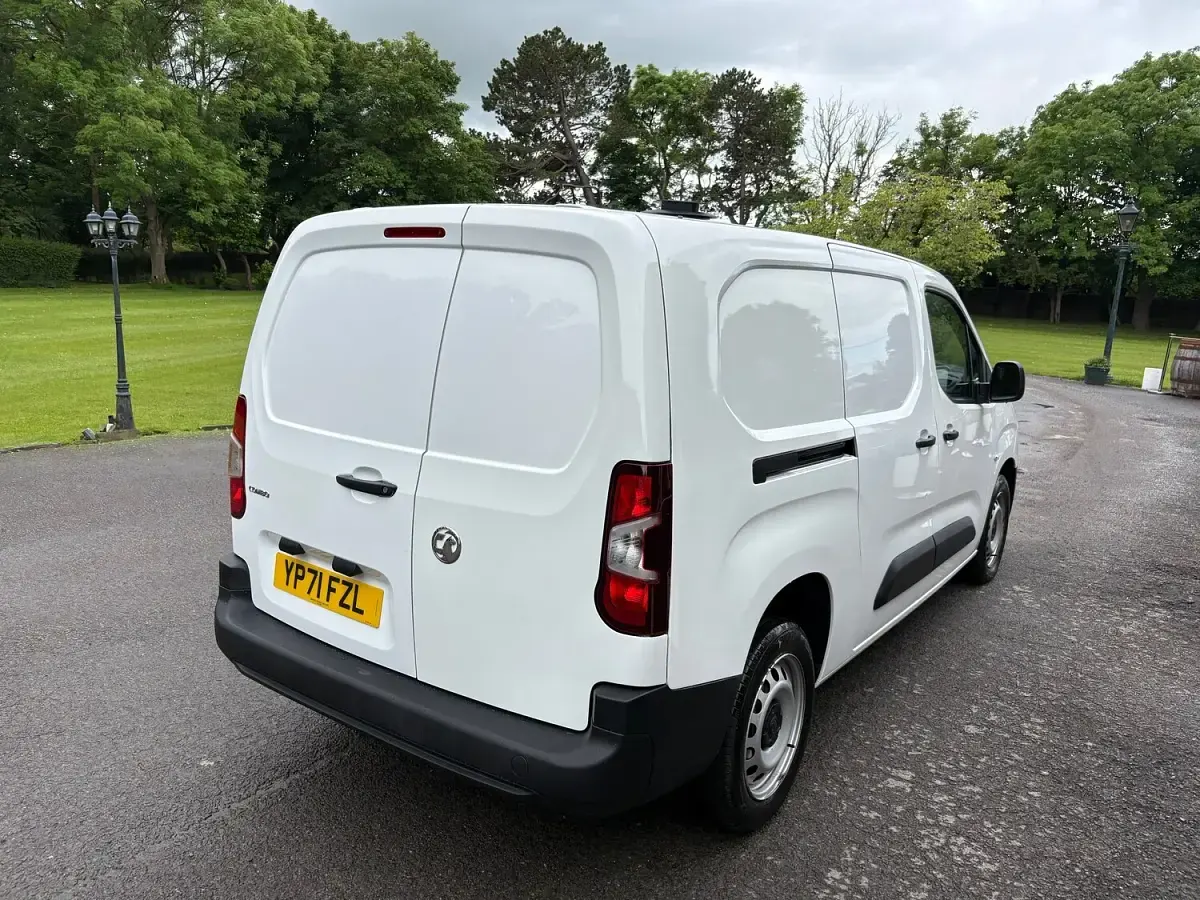 Used Vauxhall Combo Edition 100 HP (73 kW) 2021 White MPV
