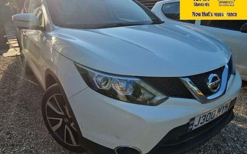 White Used 2016 Nissan Qashqai Tekna SUV | £9,880 (Fair price) - Image 1/4