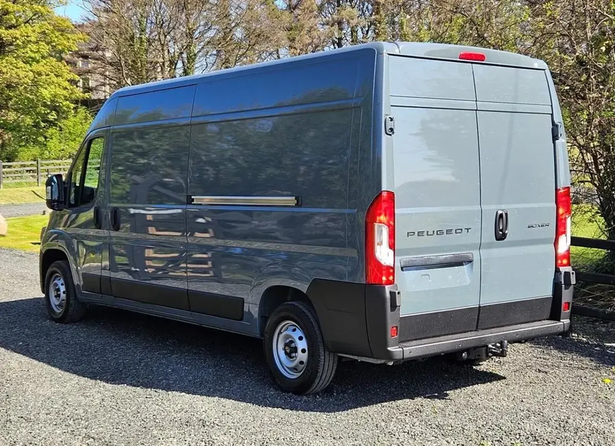 Second-hand Peugeot Boxer 138 CP (101 kW) 2025 Gri Van