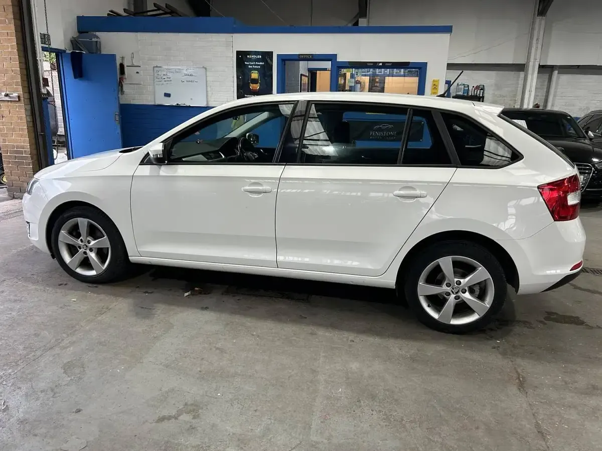 Used Skoda Rapid SE 108 HP (79 kW) 2016 White Hatchback