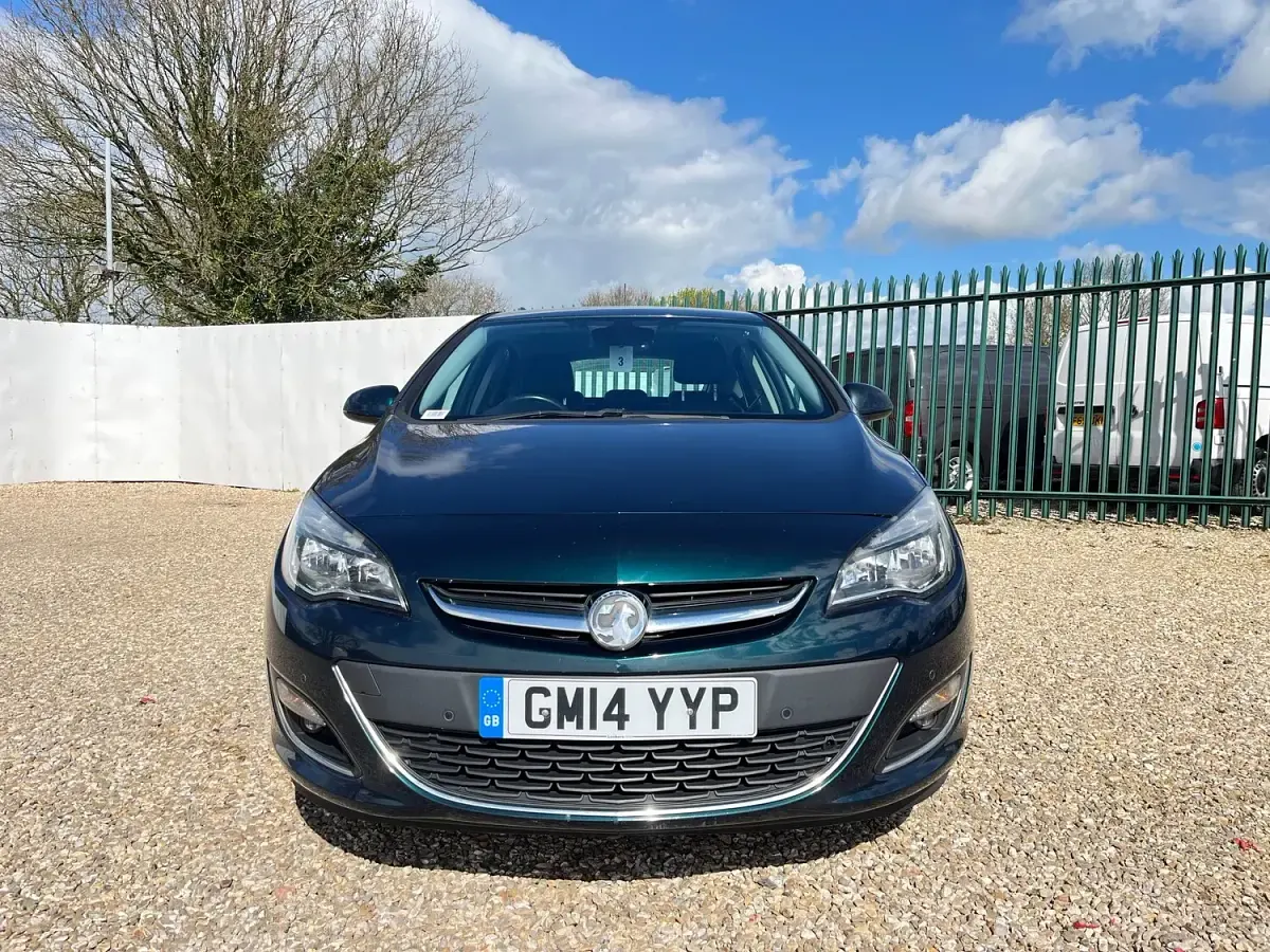 Used Vauxhall Astra Elite 165 HP (121 kW) 2014 Green Hatchback