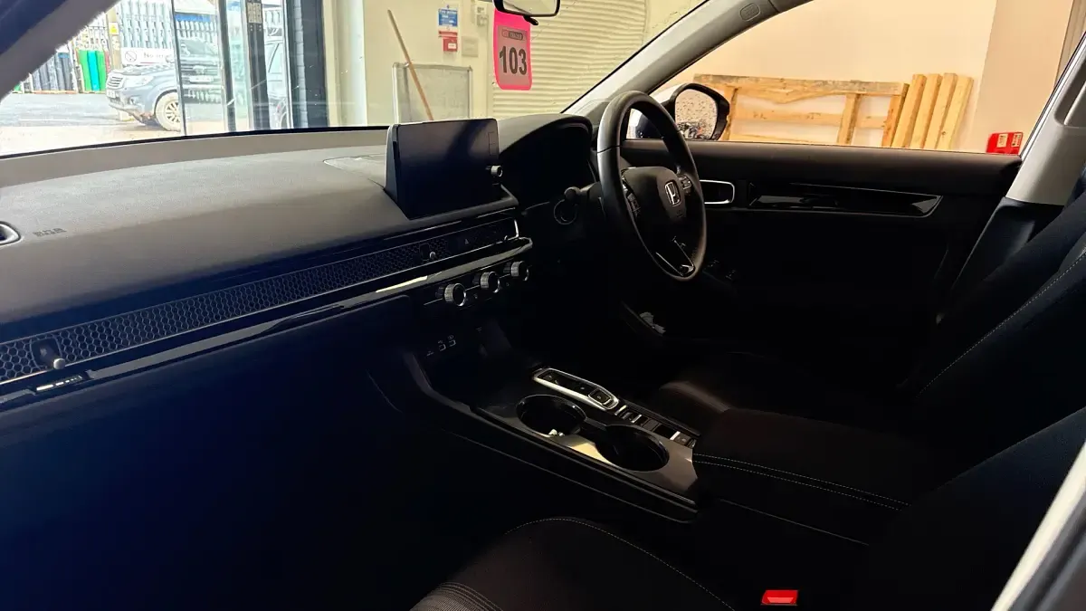 Used Honda Civic Elegance 143 HP (105 kW) 2024 White Hatchback