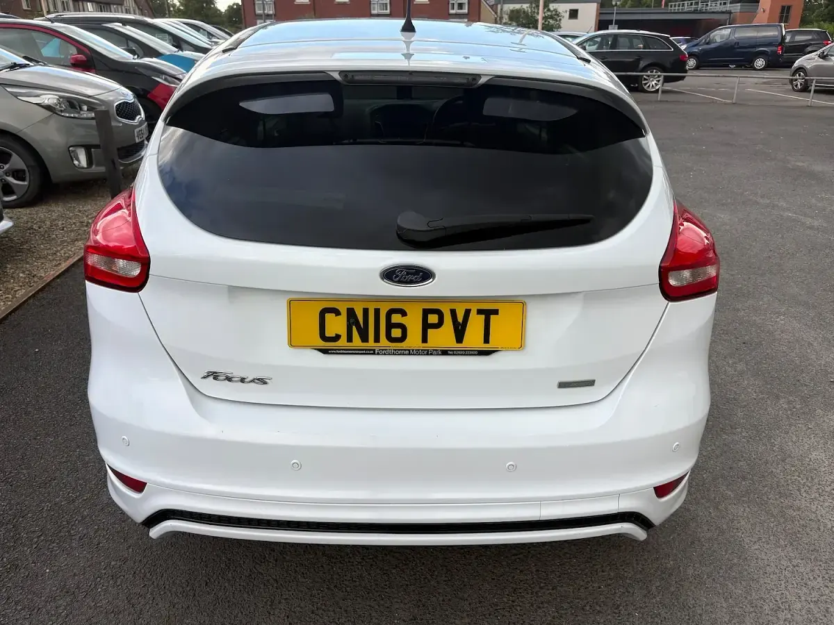 Used Ford Focus Zetec 125 HP (91 kW) 2016 White Hatchback