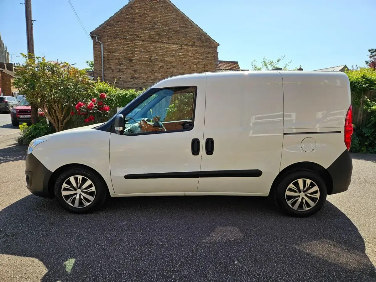 Usado Vauxhall Combo S 95 HP (69 kW) 2017 Branco Monovolume