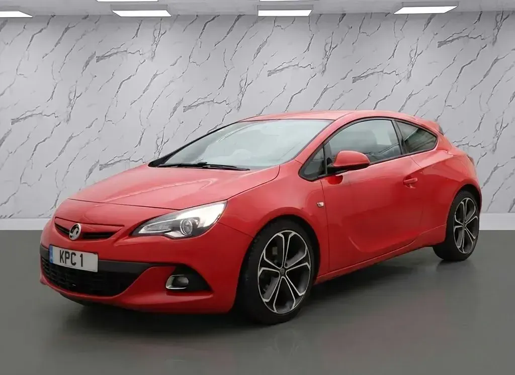 Usado Vauxhall Astra GTC Edition 140 HP (102 kW) 2014 Vermelho Coupé