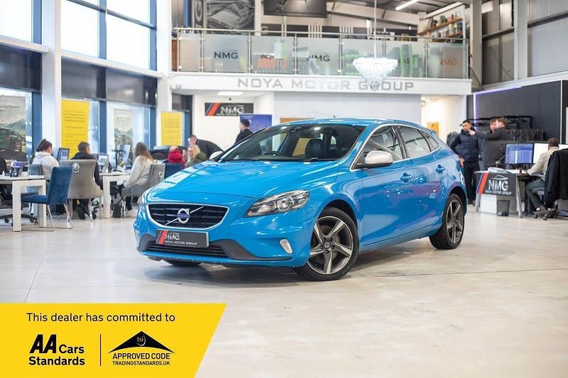 Used Volvo V40 R-Design 190 HP (139 kW) 2015 Blue Hatchback