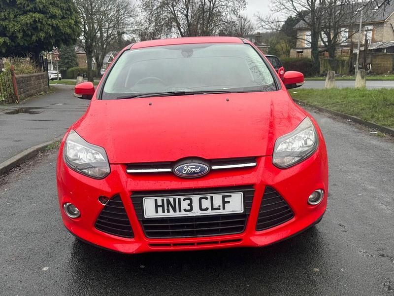 Usado Ford Focus Zetec 125 CV (91 kW) 2013 Rojo Utilitario