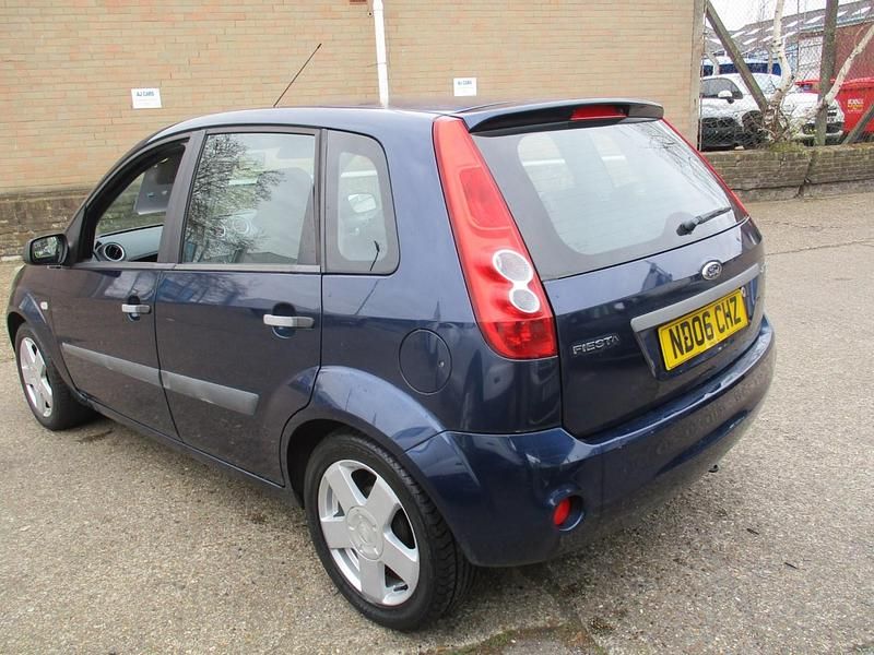 Used Ford Fiesta Zetec 74 HP (54 kW) 2006 Blue Hatchback