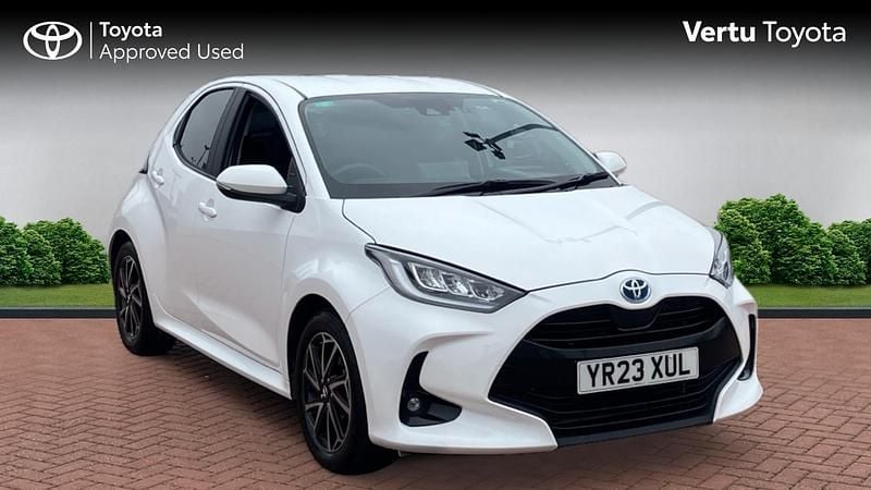 White Used 2023 Toyota Yaris Hybrid Design Hatchback | £17,492 (Fair price) - Image 1/3