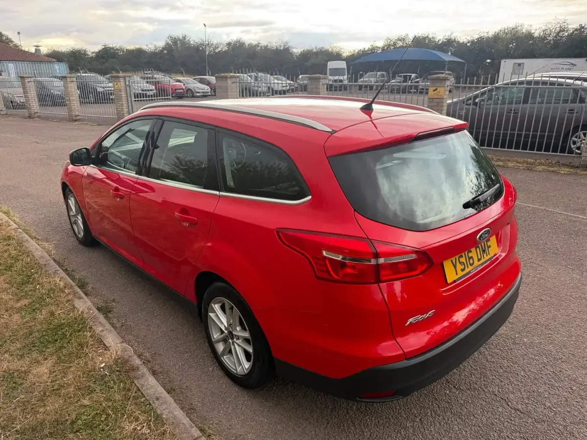 Used Ford Focus Zetec 120 HP (88 kW) 2016 Red Estate