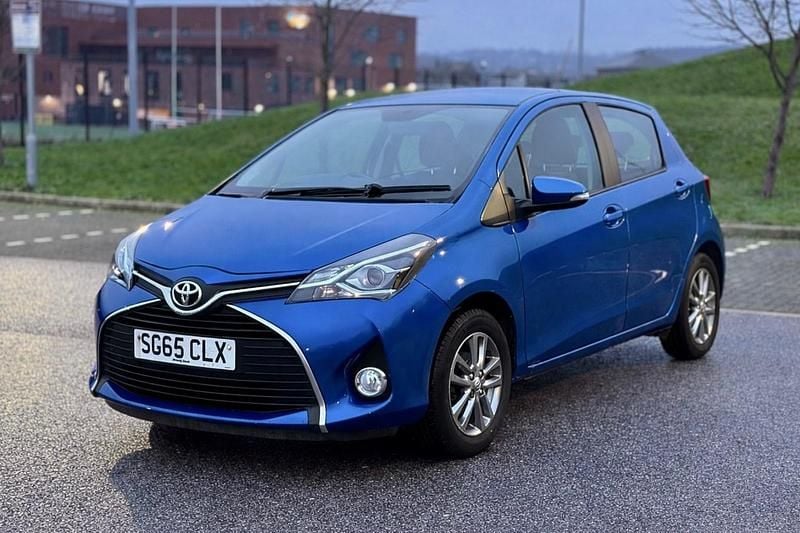 Used Toyota Yaris 99 HP (72 kW) 2015 Blue Hatchback