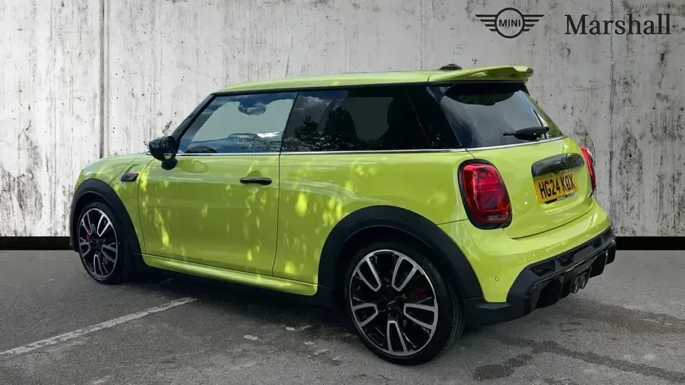 Begagnad Mini John Cooper Works Premium Plus 231 HK (169 kW) 2024 Gul Halvkombi
