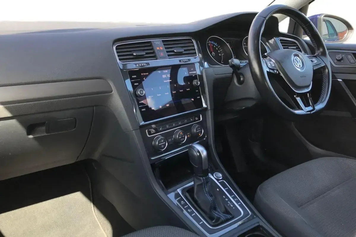 Begagnad VW e-Golf 99 kW (135 HK) 2019 Blå Halvkombi