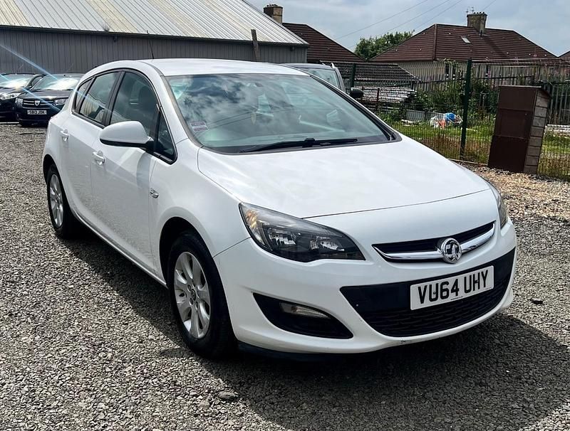 White Used 2014 Vauxhall Astra Design Edition Hatchback | £2,499 (Good price) - Image 1/4