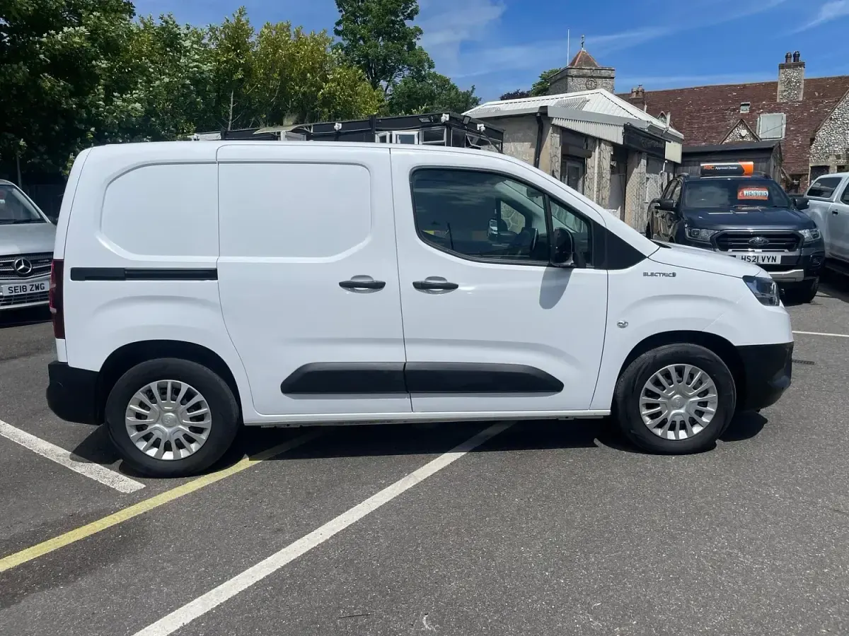 Used Toyota Proace 50 kW (68 HP) 2023 White MPV