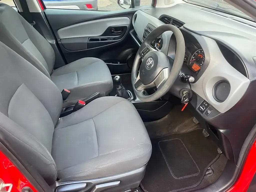 Used Toyota Yaris Active 69 HP (50 kW) 2015 Red Hatchback