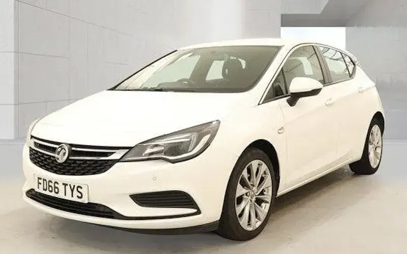 Used Vauxhall Astra 105 HP (77 kW) 2016 White Hatchback