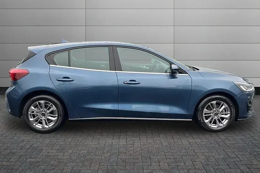 Used Ford Focus Titanium 125 HP (91 kW) 2023 Chrome blue Hatchback