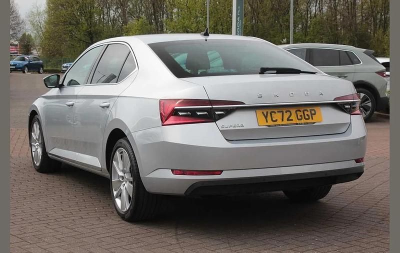 Usado Skoda Superb SE L 147 CV (108 kW) 2022 Plateado Utilitario