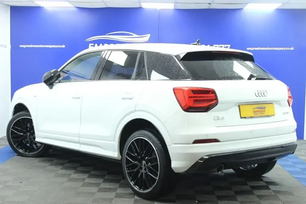 Begagnad Audi Q2 Black Edition 116 HK (85 kW) 2020 Vit SUV
