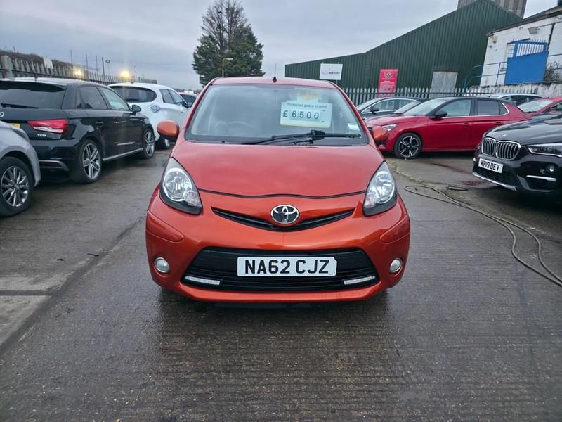 Begagnad Toyota Aygo 2012 Orange Halvkombi
