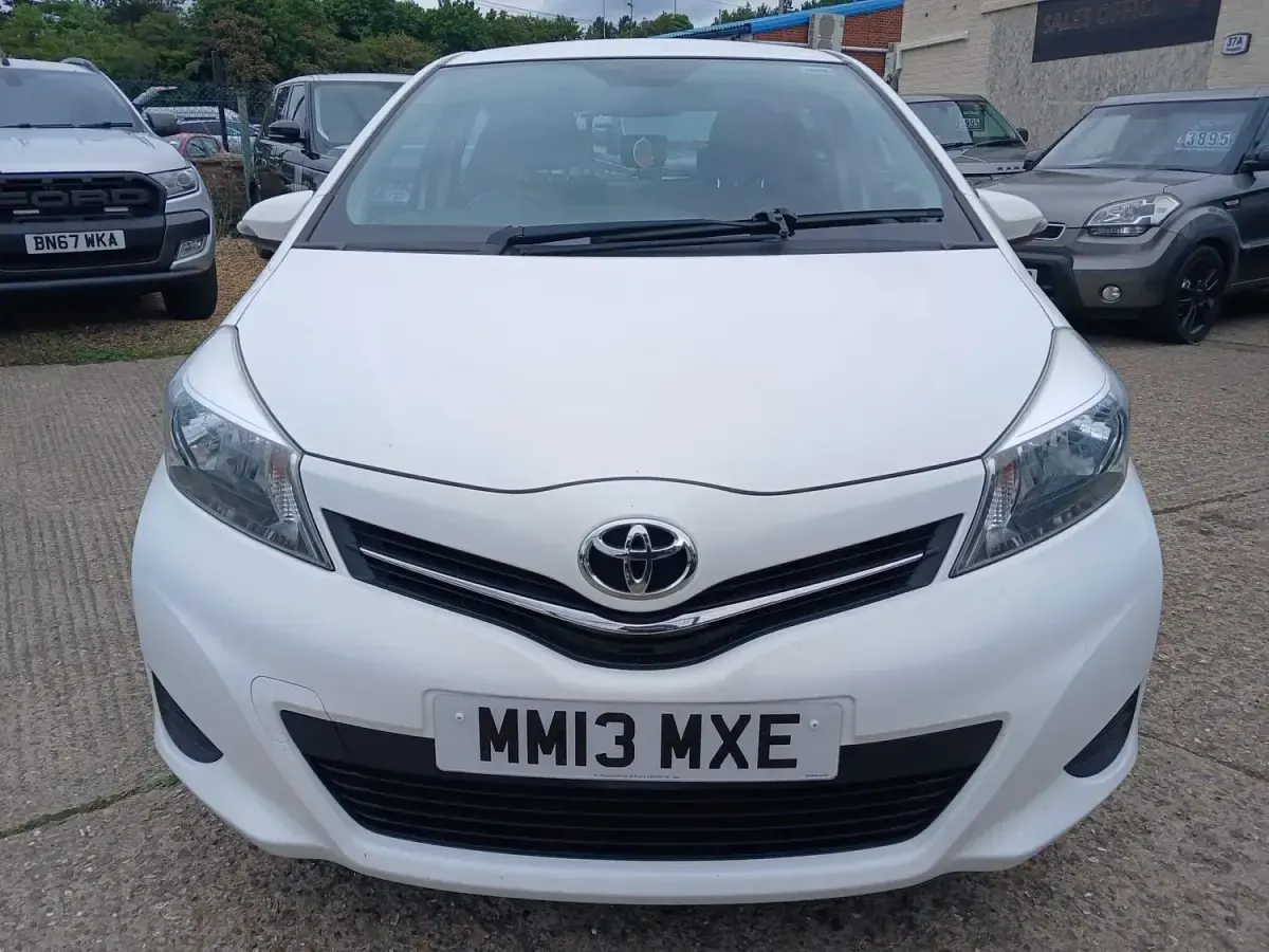 Used Toyota Yaris 101 HP (74 kW) 2013 White Hatchback