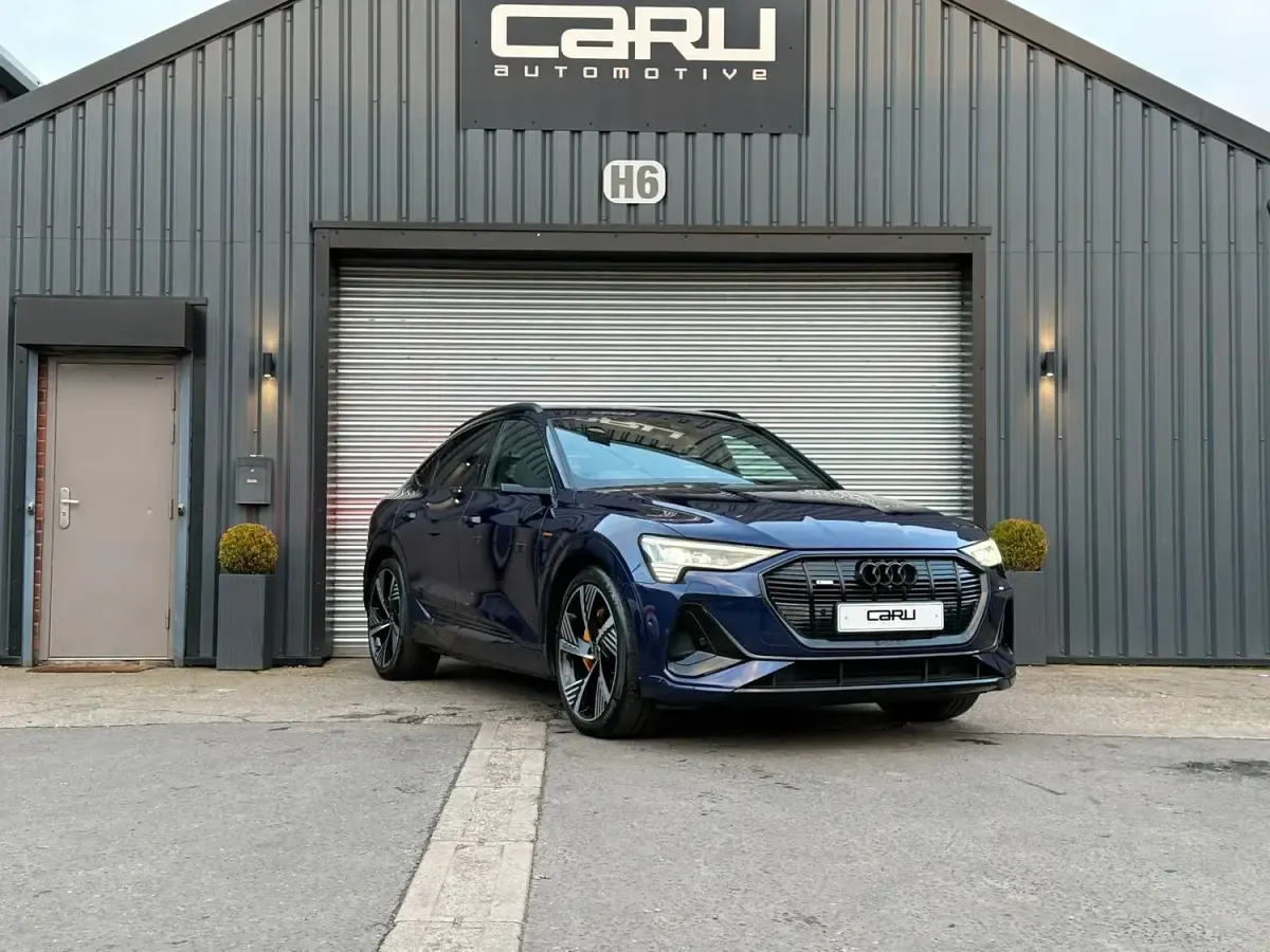 Begagnad Audi e-tron 300 kW (408 HK) 2022 Blå SUV
