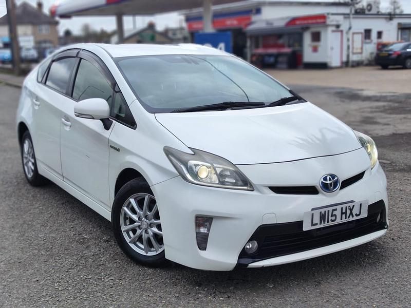 Used Toyota Prius 2015 White Hatchback