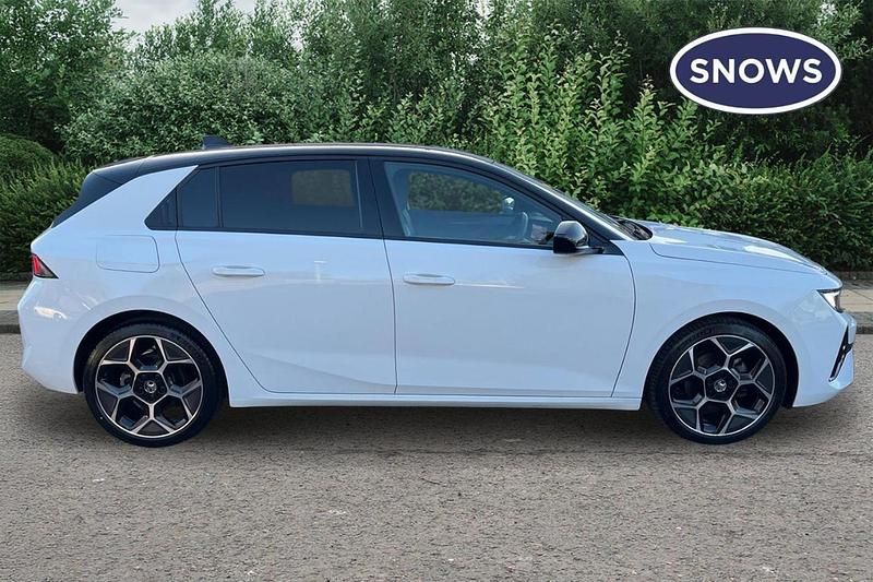 Used Vauxhall Astra GS Line 130 HP (95 kW) 2022 White Hatchback