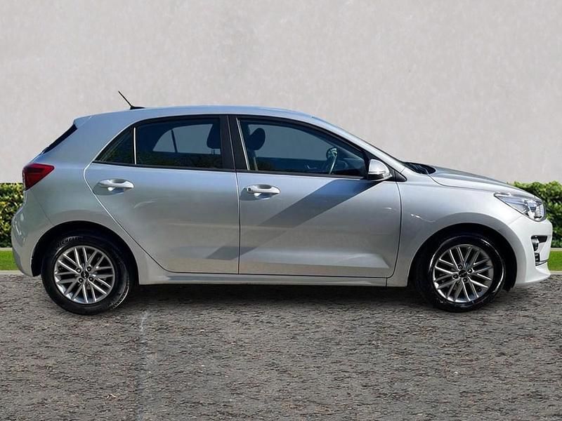 Begagnad Kia Rio 83 HK (61 kW) 2023 Silver Halvkombi