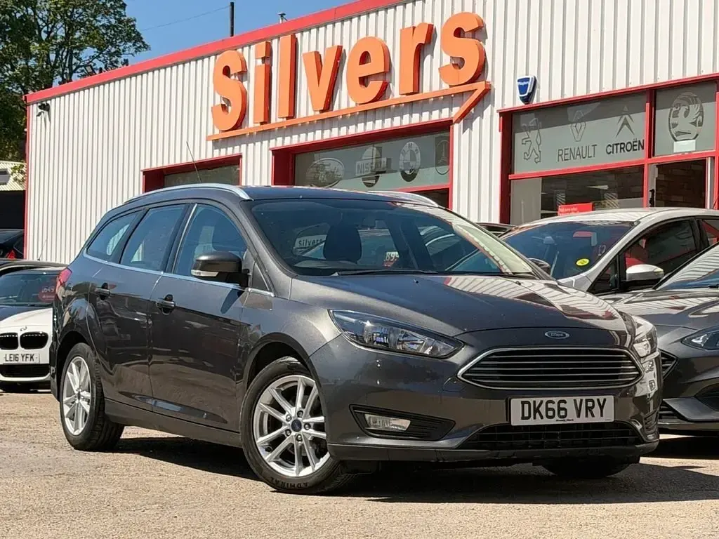 Begagnad Ford Focus Zetec 120 HK (88 kW) 2016 Grå Kombi