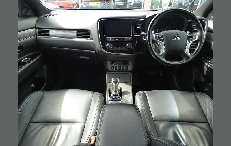 Used Mitsubishi Outlander P-HEV 174 HP (127 kW) 2018 White SUV