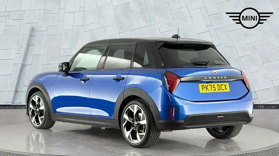 Usado Mini Cooper Hatch 113 kW (154 CV) 2025 Azul Utilitario