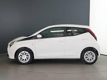 Used Toyota Aygo X-play 72 HP (52 kW) 2019 White Hatchback