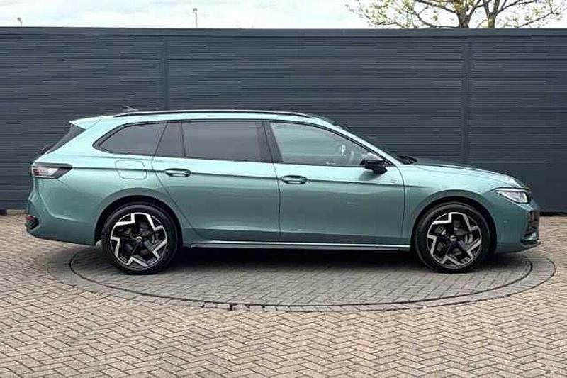 Used VW Passat R-line 272 HP (200 kW) 2025 Green Estate