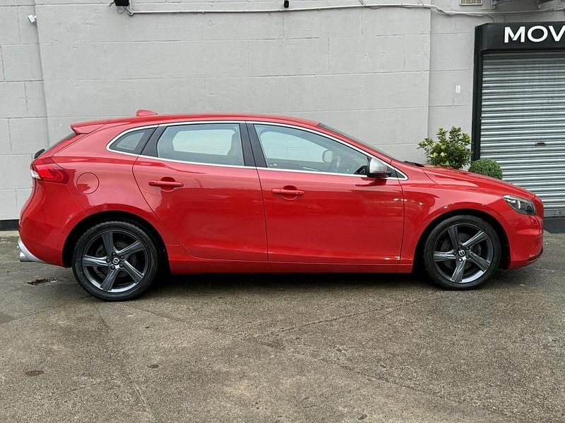 Used Volvo V40 R-Design 122 HP (89 kW) 2016 Red Hatchback