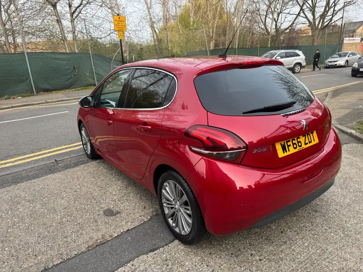 Second-hand Peugeot 208 Allure 82 CP (60 kW) 2016 Roșu Hatchback