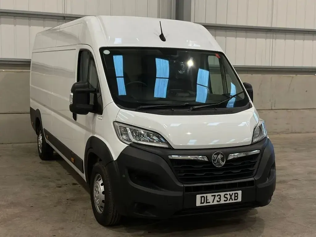 Begagnad Vauxhall Movano 140 HK (102 kW) 2023 Vit