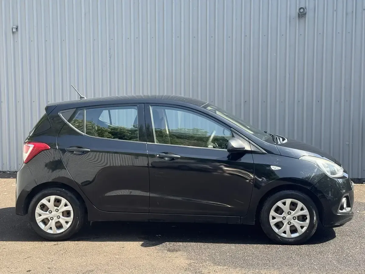 Used Hyundai i10 67 HP (49 kW) 2015 Black Hatchback