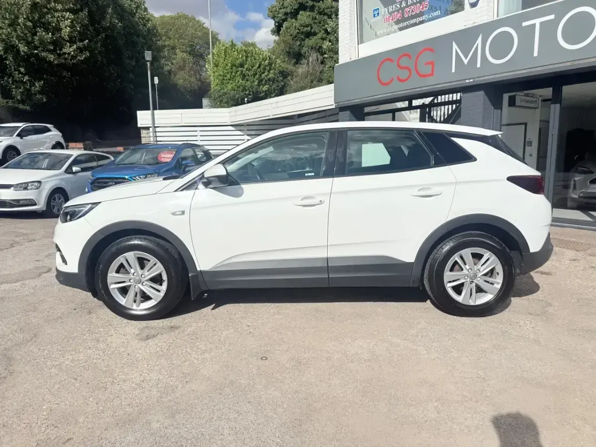 Used Vauxhall Grandland X S 130 HP (95 kW) 2018 White SUV