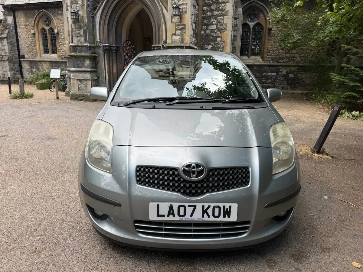 Used Toyota Yaris 85 HP (62 kW) 2007 Silver Hatchback