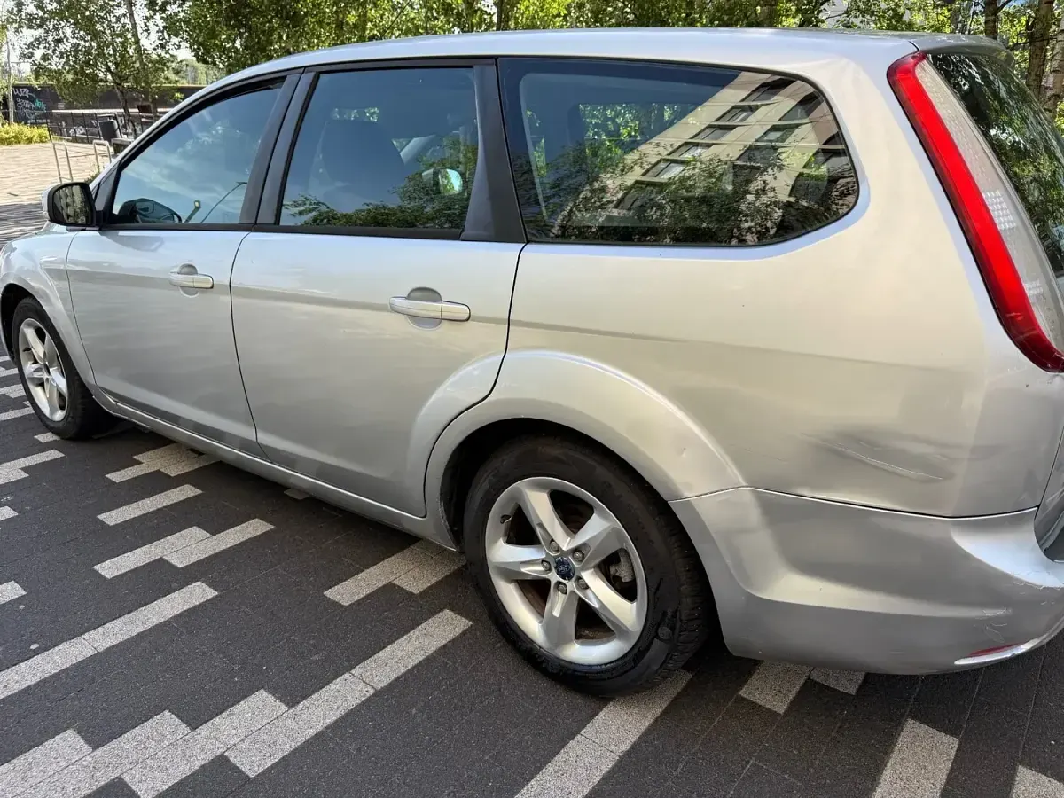 Used Ford Focus Zetec 125 HP (91 kW) 2010 Silver Estate
