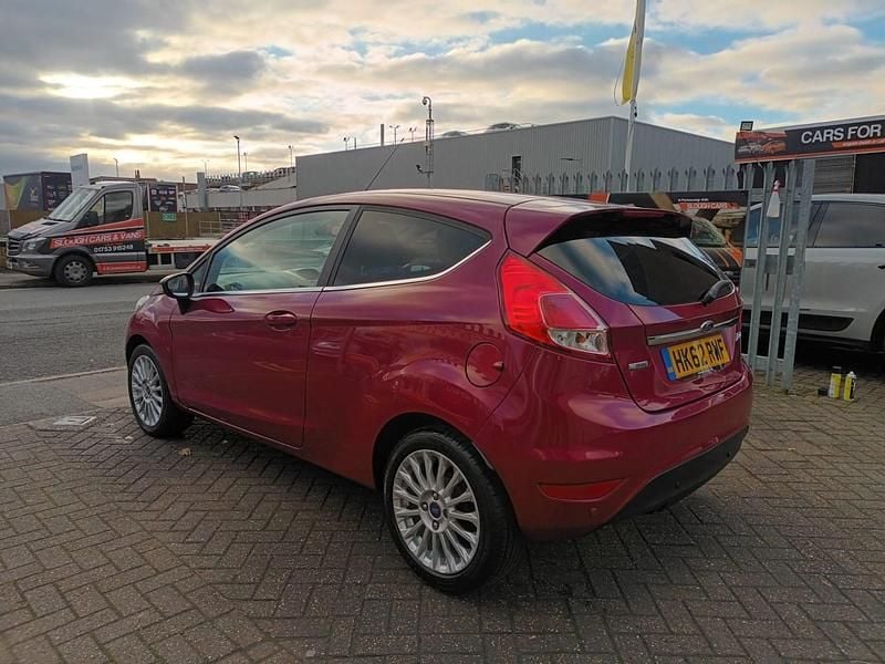 Begagnad Ford Fiesta Titanium 2013 Röd Halvkombi