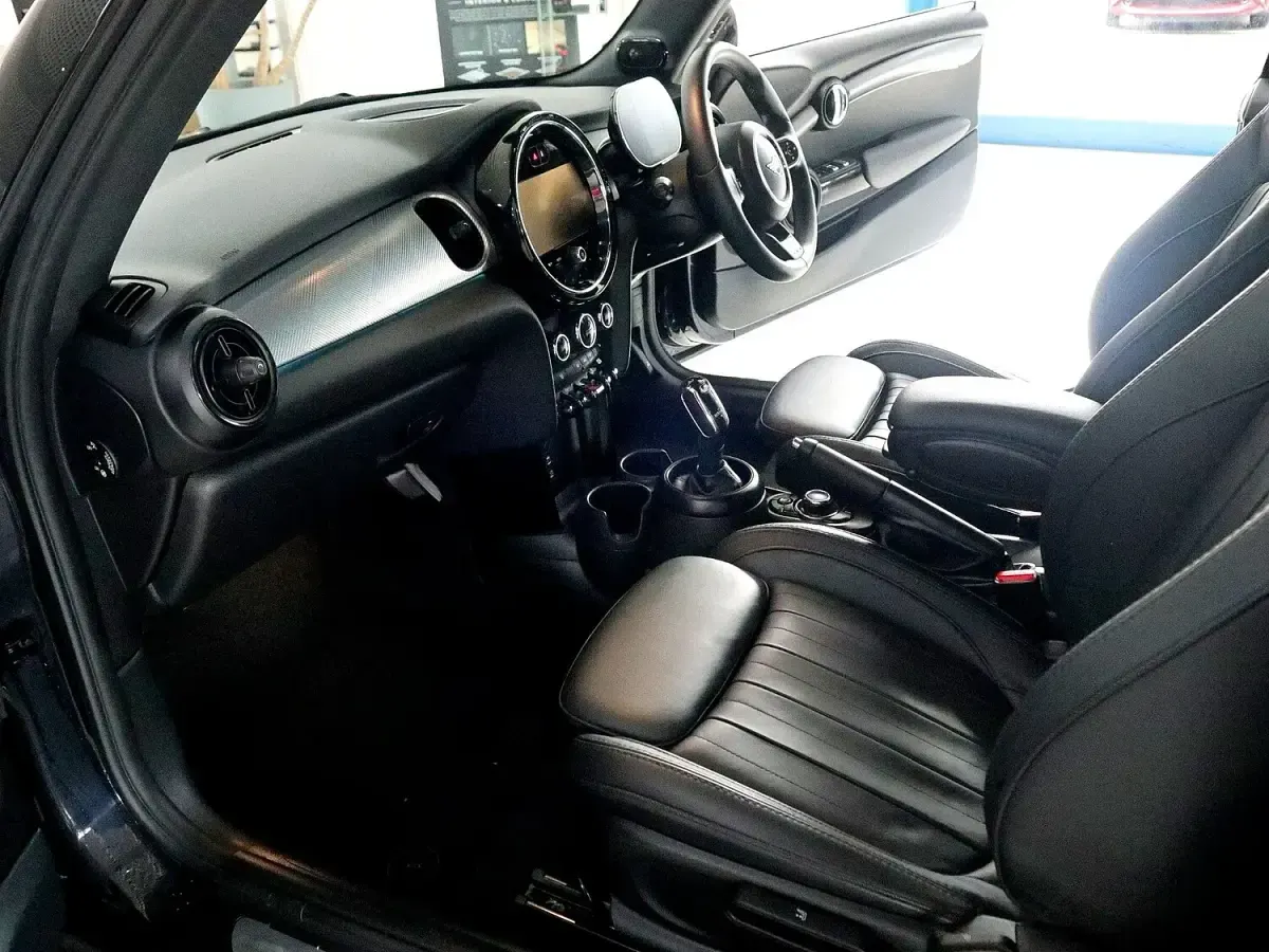 Used Mini Cooper Cabriolet Exclusive 134 HP (98 kW) 2023 Blue/black Cabriolet