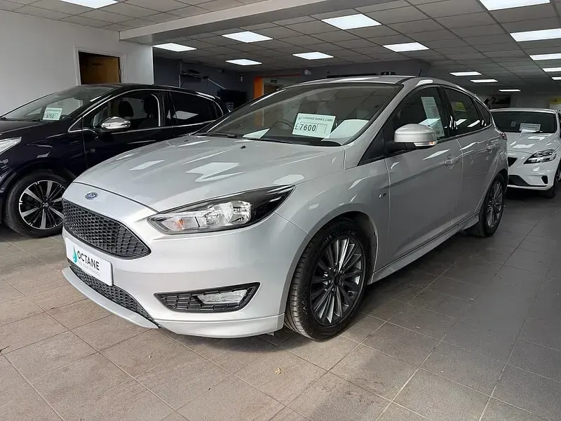 Used Ford Focus ST-Line 120 HP (88 kW) 2017 Silver Hatchback