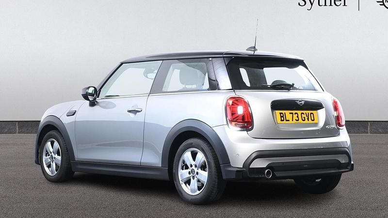 Usado Mini Cooper Classic 134 HP (98 kW) 2023 Prateado Citadino