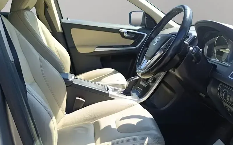 Used Volvo XC60 SE Lux 215 HP (158 kW) 2015 SUV