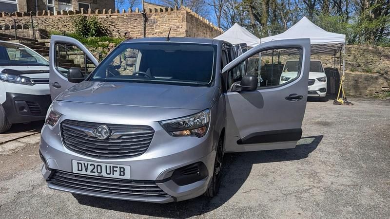 Second-hand Vauxhall Combo Sportive 100 CP (73 kW) 2020 Gri Monovolum