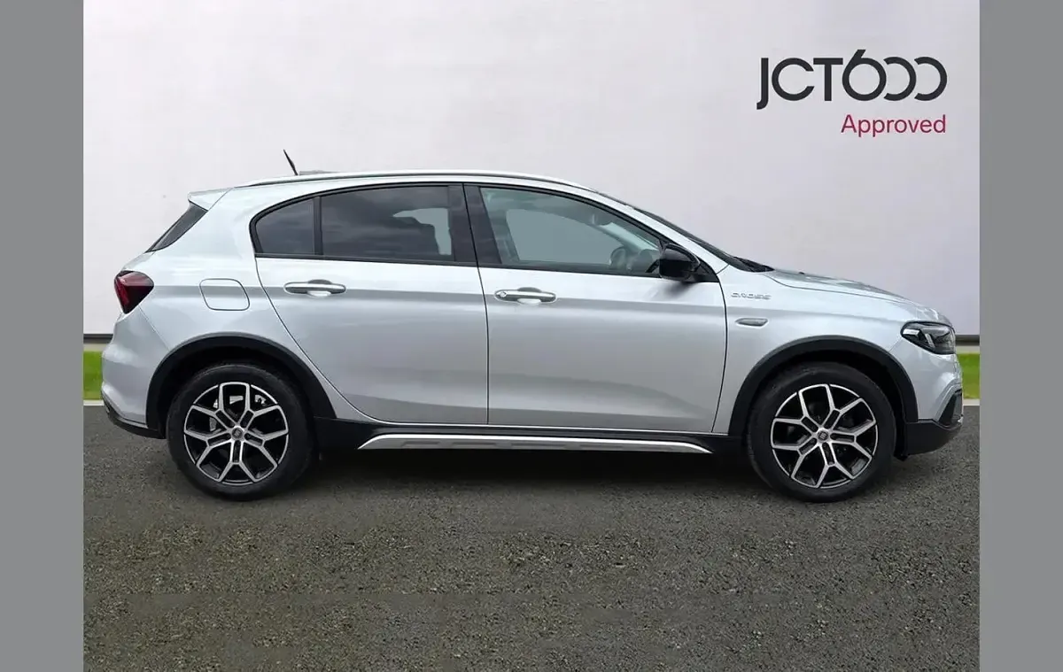 Used Fiat Tipo Cross 100 HP (73 kW) 2022 Silver Hatchback