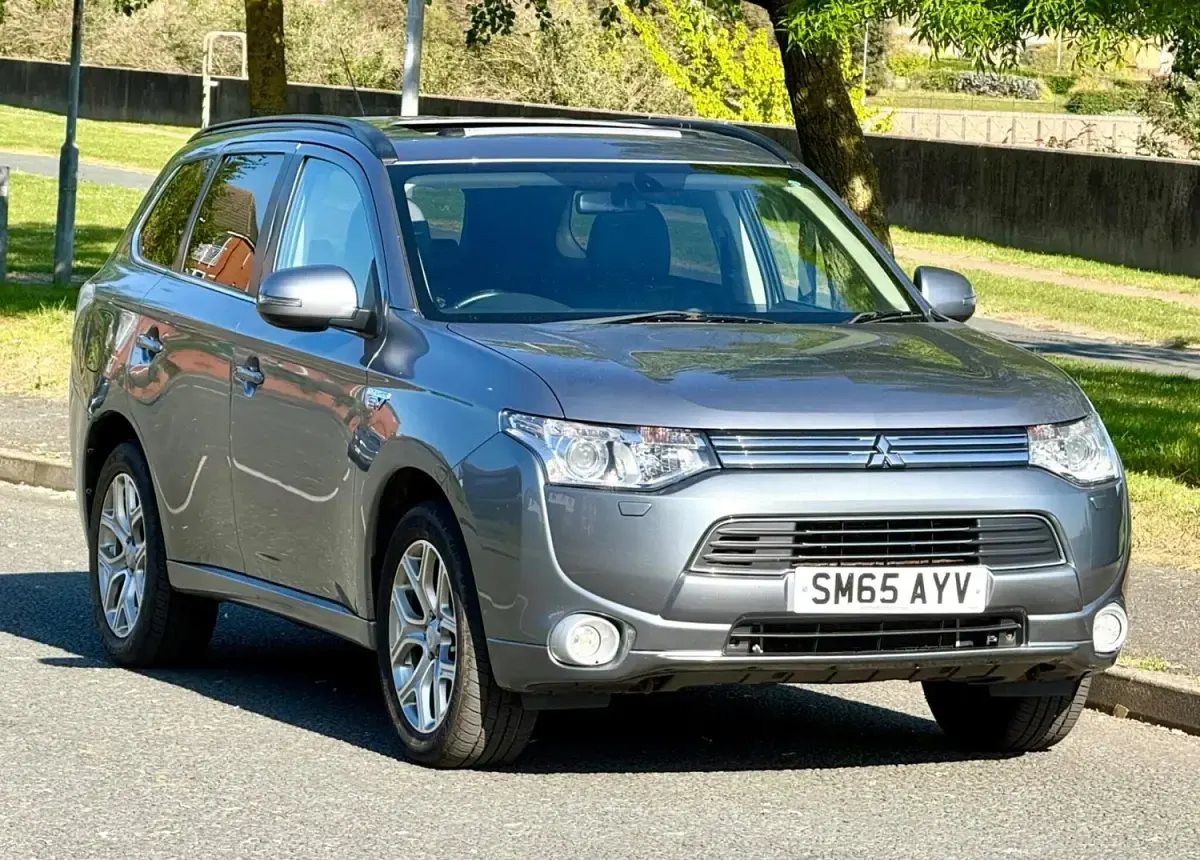 Begagnad Mitsubishi Outlander P-HEV 2015 Grå SUV